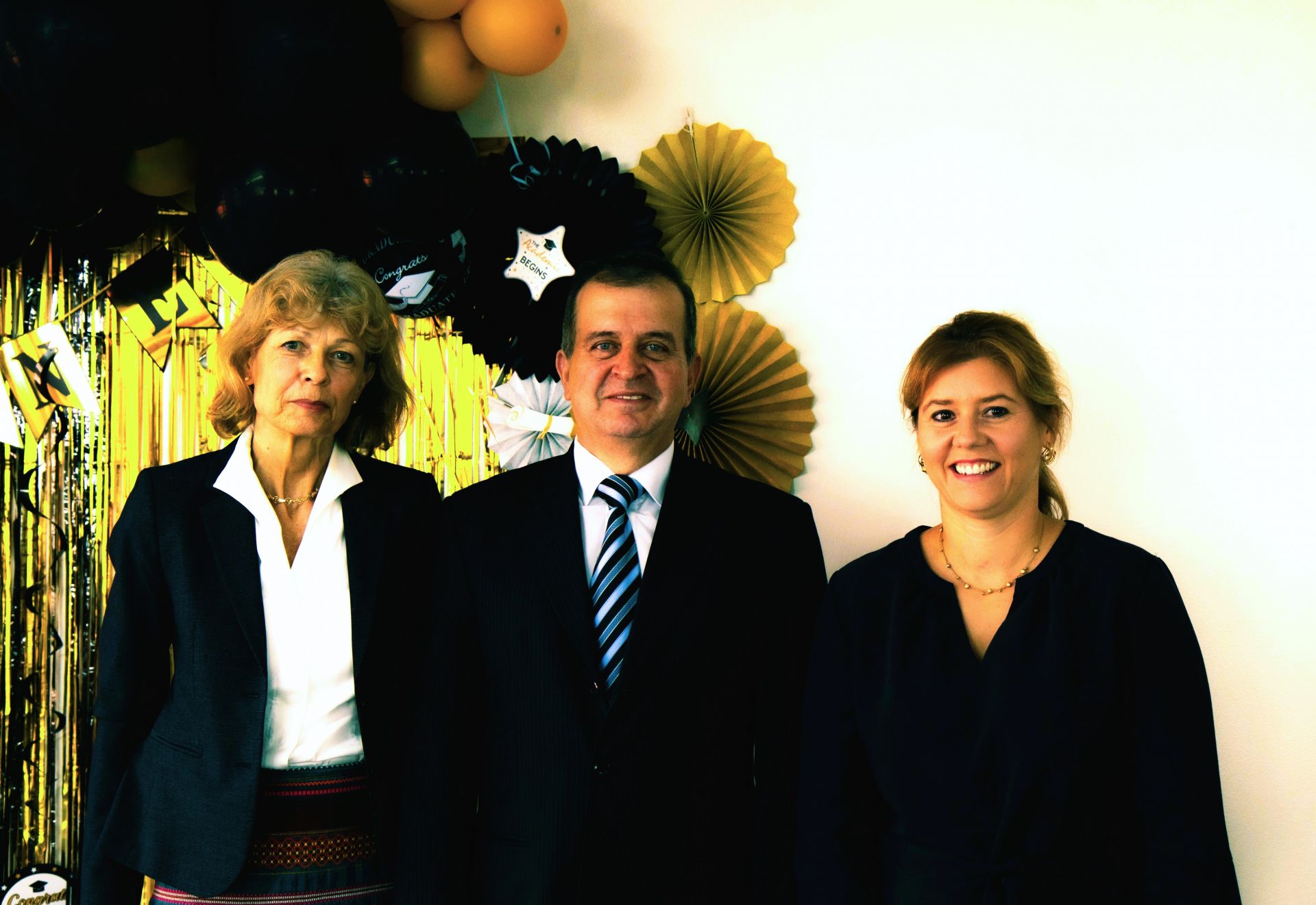 Solemn graduation ceremony: the wife of the German ambassador in Costa Rica, Petra Kriener (left), and the deputy ambassador, Alexandra Herr (right), with the legal representative of our centre in San José, Wilber Pérez.