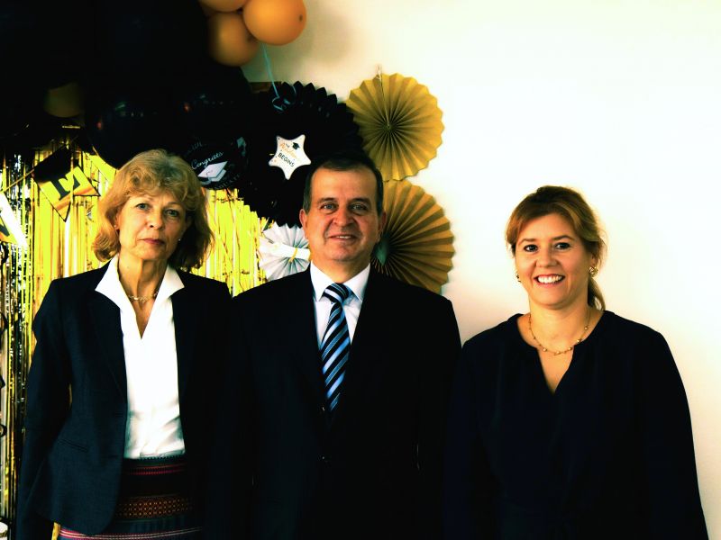 Solemne ceremonia de graduación: la esposa del embajador alemán en Costa Rica, Petra Kriener (izqa.), y la consejera de la embajada, Alexandra Herr (dcha.), con el representante legal de nuestro centro en San José, Wilber Pérez.